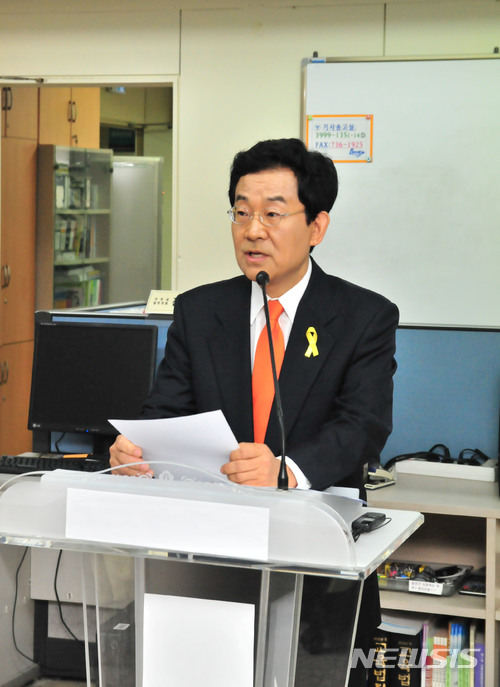 【서울=뉴시스】고승덕 변호사가 서울시교육감 후보였던 지난 2014년 5월30일 서울 종로구 서울시교육청 기자실에서 기자회견을 하고 있다. '문용린, 조희연 후보가 단일후보라는 명칭을 사용하는 것은 허위사실 유포로 선거법 위반'이라며 자진사퇴를 촉구하는 기자회견을 하고 있다. 2014.05.30. (사진=고승덕후보캠프 제공) photo@newsis.com