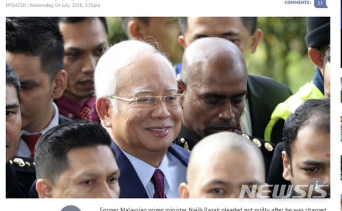 【서울=뉴시스】나집 라작(가운데) 전 말레이시아 총리가 4일 검찰에 기소돼 쿠알라룸푸르 고등법원으로 향하고 있다. (사진출처:사우스차이나모닝포스트 홈페이지 캡처) 2018.07.04. 