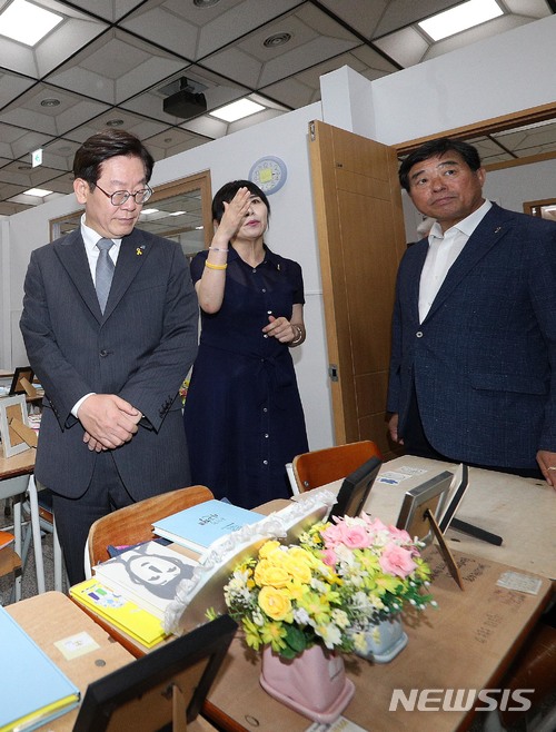 4일 오후 이재명 경기도지사가 안산시 단원구 4.16기억교실을 방문했다. (사진제공=경기도)