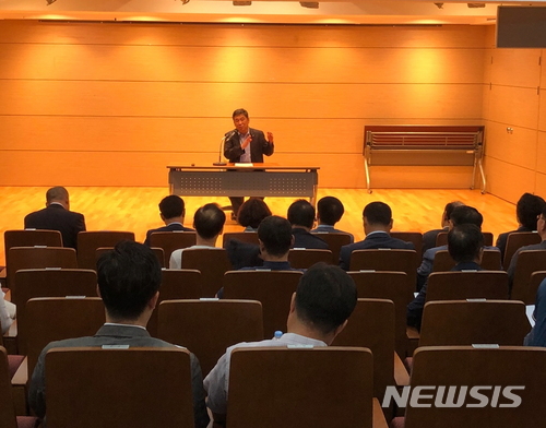 【서울=뉴시스】소상공인연합회는 지난달 27일 체결된 더불어민주당과 한국노총 간 ‘최저임금 및 노동정책 이행 합의’와 관련해 4일 서울 동작구 소상공인연합회에서 노동·인력·환경 분과위원회와 소속 회원단체 비상총회를 잇달아 열고 대책을 논의했다. 2018.7.4(사진=소상공인연합회 제공) photo@newsis.com