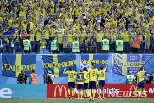 [초점]축구는 팀스포츠···즐라탄 버린 스웨덴, 24년만에 8강