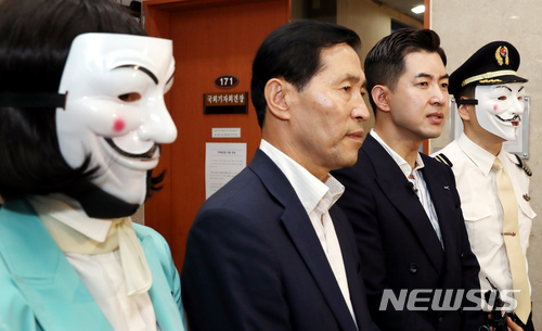 【서울=뉴시스】이종철 기자&nbsp; =&nbsp; '땅콩회항' 피해자인 대한항공직원연대 박창진 공동대표(왼쪽에서 세번째)가&nbsp; 4일 오전 서울 여의도 국회 정론관에서 더불어민주당 이학영 의원과 기자회견을 갖고&nbsp; "대한항공은 오너 갑질에 항의해온 직원연대 운영진 4명에 대한 부당 전보를 취소하라"고 촉구하고 있다. 2018.07.04.&nbsp; jc4321@newsis.com