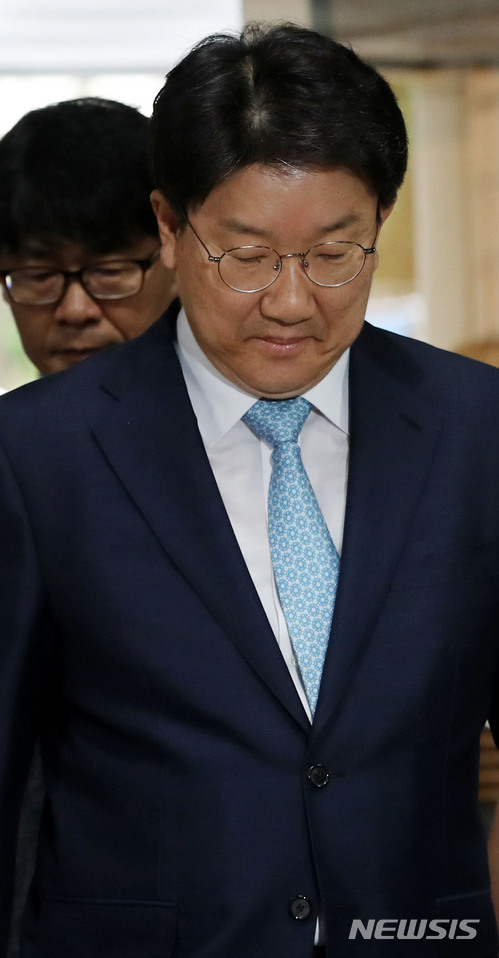 【서울=뉴시스】박주성 기자 = 강원랜드 채용 과정 부정 청탁 의혹으로 지난 5월 구속영장이 청구된 자유한국당 권성동 의원이 4일 오전 서울 서초구 서울중앙지방법원으로 영장 실질심사를 받기 위해 들어오고 있다. 2018.07.04. park7691@newsis.com