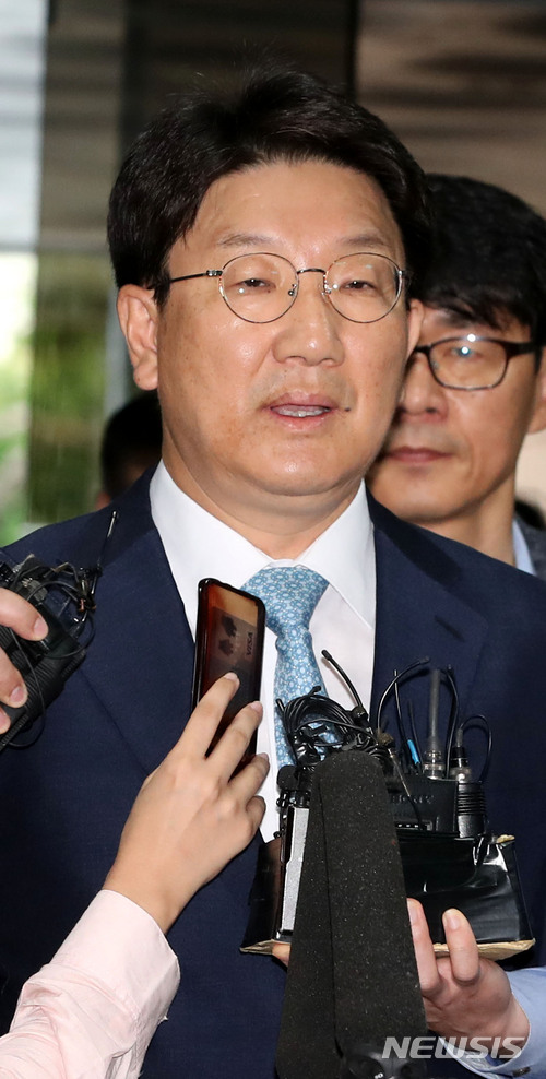 【서울=뉴시스】박주성 기자 = 강원랜드 채용 과정 부정 청탁 의혹으로 구속영장이 청구된 자유한국당 권성동 의원이 지난 4일 오전 서울 서초구 서울중앙지방법원으로 영장 실질심사를 받기 위해 들어오며 취재진 질문에 답하고 있다. 2018.07.04. park7691@newsis.com