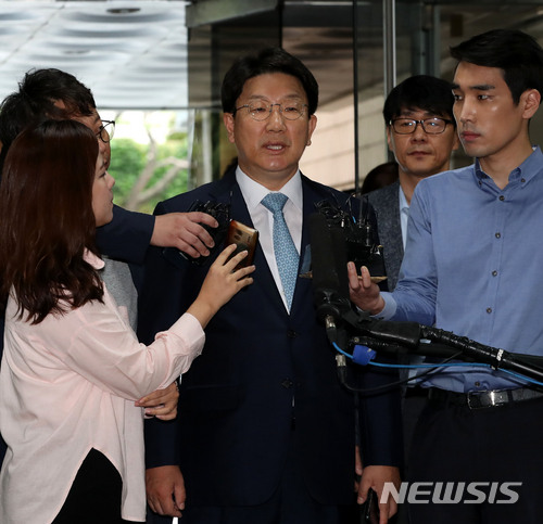 【서울=뉴시스】박주성 기자 = 강원랜드 채용 과정 부정 청탁 의혹으로 지난 5월 구속영장이 청구된 자유한국당 권성동 의원이 4일 오전 서울 서초구 서울중앙지방법원으로 영장 실질심사를 받기 위해 들어오며 취재진 질문에 답하고 있다. 2018.07.04. park7691@newsis.com