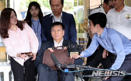 【서울=뉴시스】박주성 기자 = 이명박 정부 시절 국가정보원의 양대노총 파괴공작 의혹을 받고 있는 이채필 전 고용노동부 장관이 4일 오전 서울 서초구 서울중앙지법에서 열리는 구속 전 피의자심문(영장실질심사)에 출석하고 있다. 2018.07.04. park7691@newsis.com