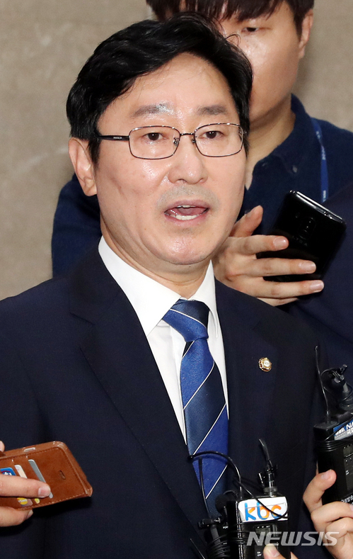 【서울=뉴시스】이종철 기자 = 더불어민주당 당권에 도전하는 박범계 의원이 4일 오전 서울 여의도 국회 정론관에서 출마 기자회견을 갖고 기자들의 질문에 답하고 있다. 2018.07.04.&nbsp; jc4321@newsis.com