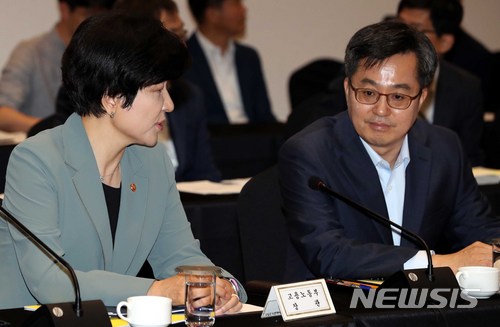 【영종도=뉴시스】조성봉 기자 = 김동연 경제부총리 겸 기획재정부 장관과 김영주(왼쪽) 고용노동부 장관이&nbsp; 4일 오전 인천 영종도 BMW드라이빙센터에서 열린 제2차 혁신성장 관계장관회의에서 이야기를 나누고 있다. 2018.07.04.suncho21@newsis.com