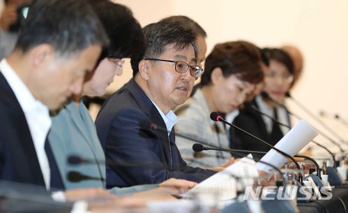 【영종도=뉴시스】조성봉 기자 = 김동연 경제부총리 겸 기획재정부 장관이 4일 오전 인천 영종도 BMW드라이빙센터에서 열린 제2차 혁신성장 관계장관회의에서 모두 발언을 하고 있다. 2018.07.04. suncho21@newsis.com