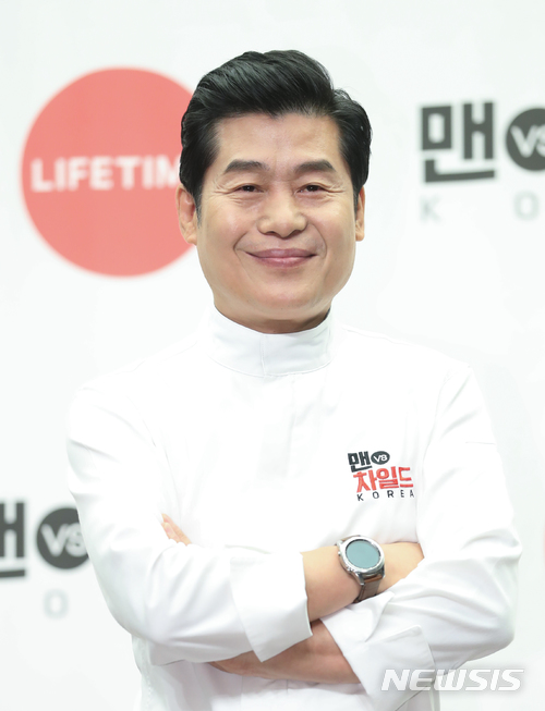 【서울=뉴시스】조수정 기자 = 라이프타임, 코미디TV, K STAR 새 예능프로그램 '맨vs차일드 코리아' 제작발표회가 열린 4일 오전 서울 상암동 스탠포드호텔에서 이연복 셰프가 포즈를 취하고 있다. 2018.07.04. chocrystal@newsis.com