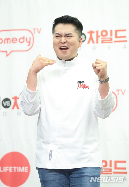 【서울=뉴시스】조수정 기자 = 라이프타임, 코미디TV, K STAR 새 예능프로그램 '맨vs차일드 코리아' 제작발표회가 열린 4일 오전 서울 상암동 스탠포드호텔에서 이원일 셰프가 포즈를 취하고 있다. 미국에서 큰 인기를 끌었던 '맨vs차일드' 한국판으로 전문 셰프들과 요리 영재들이 펼치는 요리 대결 프로그램인 '맨vs차일드 코리아'는 4일부터 매주 수요일 밤 9시 방송된다. 2018.07.04. chocrystal@newsis.com