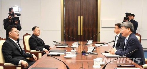 【서울=뉴시스】 지난 7월4일 판문점 남측 평화의집에서 열린 남북 산림협력 분과회담에 참석한 류광수 산림청 차장과 김성준 북한 국토환경보호성 산림총국 부총국장이 모두발언을 하고 있다. 2018.07.04. (사진=통일부 제공) photo@newsis.com