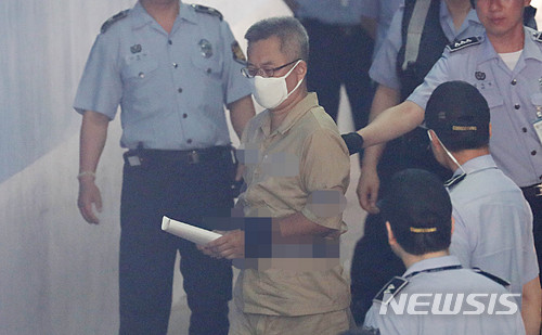 【서울=뉴시스】추상철 기자 = '드루킹' 김모씨가 4일 오후 서울 서초구 서울중앙지방법원에서 결심공판에 출석하기 위해 호송차서 내려 법정으로 향하고 있다. 2018.07.04. scchoo@newsis.com