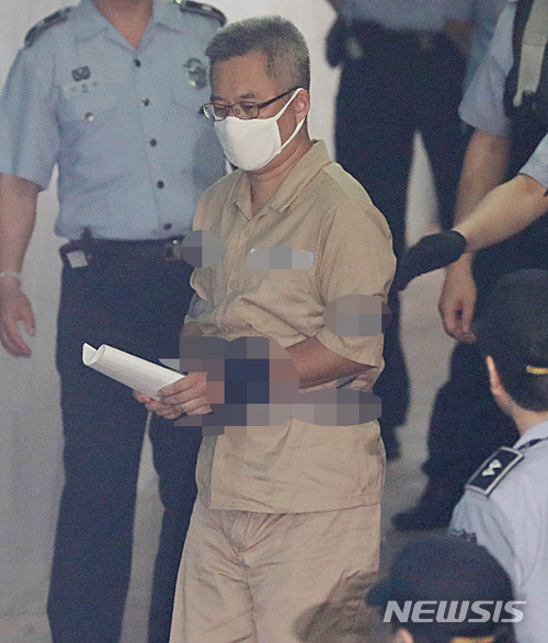 【서울=뉴시스】추상철 기자 = 인터넷 댓글 여론조작 혐의로 구속된 드루킹 김동원씨가 4일 오후 서울 서초구 서울중앙지방법원에서 결심공판에 출석하기 위해 호송차서 내려 법정으로 향하고 있다. 2018.07.04.&nbsp; scchoo@newsis.com