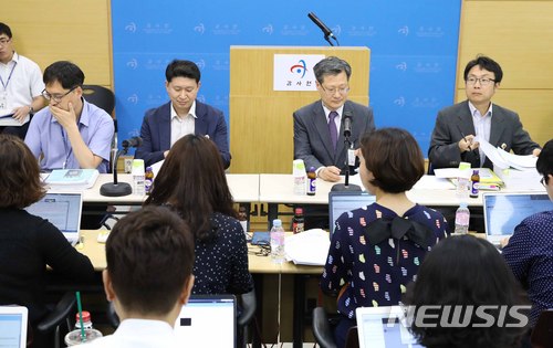 【서울=뉴시스】전신 기자 = 4일 서울 종로구 감사원 브리핑실에서 남궁기정 국토해양감사국장 등이 4대강 살리기 사업 추진실태 점검 및 성과분석 결과 관련 질의응답을 준비하고 있다. 2018.07.04.&nbsp; photo1006@newsis.com