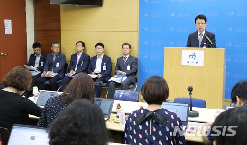 【서울=뉴시스】전신 기자 = 박찬석 감사원 제1사무차장이 4일 서울 종로구 감사원 브리핑실에서 4대강 살리기 사업 추진실태 점검 및 성과분석 결과를 발표하고 있다. 2018.07.04. photo1006@newsis.com