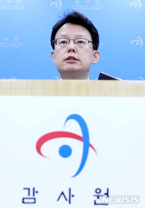 【서울=뉴시스】전신 기자 = 박찬석 감사원 제1사무차장이 4일 서울 종로구 감사원 브리핑실에서 4대강 살리기 사업 추진실태 점검 및 성과분석 결과를 발표하고 있다. 2018.07.04. photo1006@newsis.com