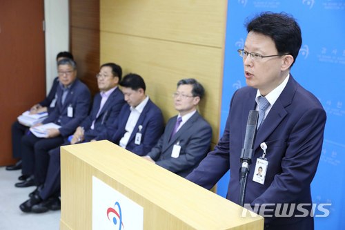 【서울=뉴시스】전신 기자 = 박찬석 감사원 제1사무차장이 4일 서울 종로구 감사원 브리핑실에서 4대강 살리기 사업 추진실태 점검 및 성과분석 결과를 발표하고 있다. 2018.07.04. photo1006@newsis.com