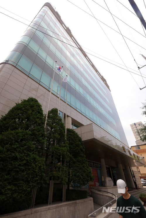 【서울=뉴시스】배훈식 기자 = 4일 오후 서울 마포구 경총회관 앞을 시민들이 지나가고 있다. 2018.07.04. dahora83@newsis.com