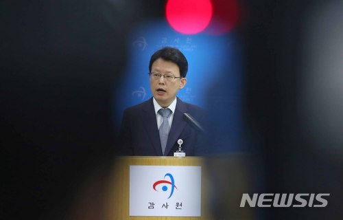 【서울=뉴시스】전신 기자 = 박찬석 감사원 제1사무차장이 4일 서울 종로구 감사원 브리핑실에서 4대강 살리기 사업 추진실태 점검 및 성과분석 결과를 발표하고 있다. 2018.07.04. photo1006@newsis.com