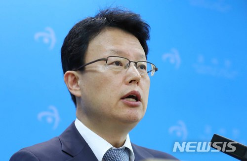 【서울=뉴시스】전신 기자 = 박찬석 감사원 제1사무차장이 4일 서울 종로구 감사원 브리핑실에서 4대강 살리기 사업 추진실태 점검 및 성과분석 결과를 발표하고 있다. 2018.07.04. photo1006@newsis.com