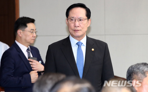 【서울=뉴시스】김선웅 기자 = 송영무 국방부장관이 4일 오후 서울 용산구 국방부 청사에서 열린 긴급 공직기강 점검회의에 참석하기 위해 자리로 이동하고 있다.&nbsp; 국방장관은 이날 회의에서 '현직 해군 준장의 여군대위 성폭행 사건'과 '기무사·사이버사의 정치 개입 사건'을 철저하게 조사하겠다고 밝혔다. 2018.07.04.&nbsp; mangusta@newsis.com 