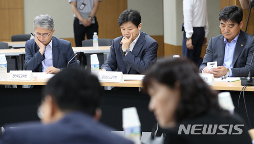 【세종=뉴시스】강종민 기자 = 4일 오후 정부세종청사에서 자립형사립고 관련 전국 시도교육청 부교육감 회의가 열렸다. 참석한 전국 시도 부교육감들이 회의를 기다리고 있다. 2018.07.04. ppkjm@newsis.com