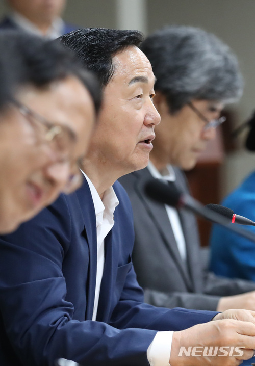 【세종=뉴시스】강종민 기자 = 김상곤 부총리 및 교육부 장관이 4일 오후 정부세종청사에서 열린 자립형사립고 관련 전국 시도교육청 부교육감 회의에서 모두발언을 하고 있다. 2018.07.04.&nbsp; ppkjm@newsis.com