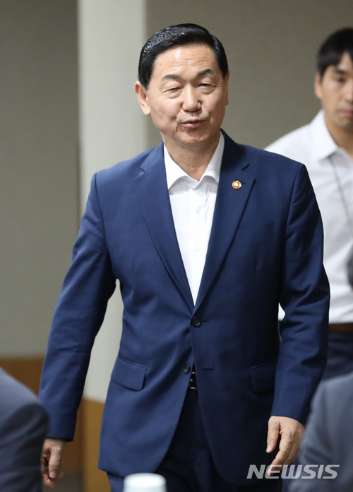 【세종=뉴시스】강종민 기자 = 김상곤 부총리 및 교육부 장관이 4일 오후 정부세종청사에서 열린 자립형사립고 관련 전국 시도교육청 부교육감 회의장에 들어서고 있다. 2018.07.04. ppkjm@newsis.com