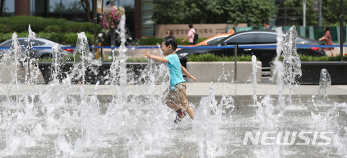 【서울=뉴시스】전진환 기자 = 30도 이상의 여름 날씨를 보인 4일 오후 서울 광화문관장 분수대에서 어린이들이 물놀이를 하며 더위를 식히고 있다. 2018.07.04. amin2@newsis.com