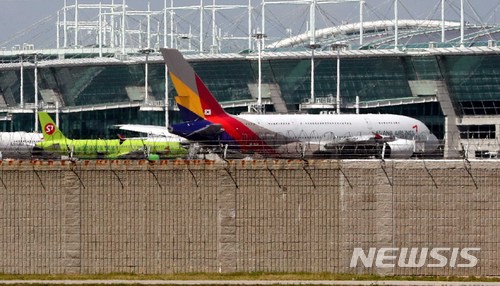 【인천공항=뉴시스】조성봉 기자 = 아시아나 항공의 기내식 공급 차질과 운항 지연이 나흘째 계속되고 있는 4일 오후 인천국제공항에서 아시아나항공기가 출발 준비를 하고 있다. 이날 인천국제공항 출발 시카고, 방콕 행 아시아나항공 비행기가 지연됐다. 2018.07.04.suncho21@newsis.com