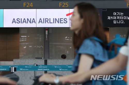 【인천공항=뉴시스】조성봉 기자 = 아시아나 항공의 기내식 공급 차질과 운항 지연이 나흘째 계속되고 있는 4일 오후 인천국제공항 출국장에서 아시아나항공 이용 고객이 출발준비를 하고 있다. 이날 인천국제공항 출발 시카고, 방콕 행 아시아나항공 비행기가 지연됐다.  2018.07.04.suncho21@newsis.com