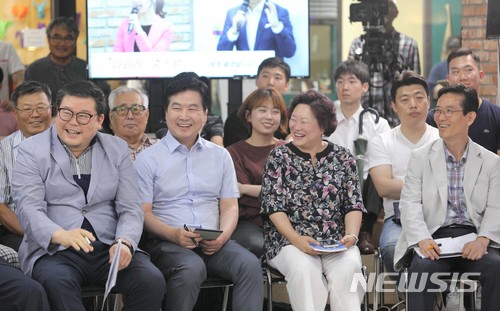 【서울=뉴시스】 4일 경기도 수원 영동시장 28청춘 청년몰에서 열린 '나와라! 중기부 소상공인에게 듣겠습니다'에 참석한 홍종학 중소벤처기업부 장관이 소상공인의 이야기를 경청하고 있다. 2018.07.04. (사진=중소벤처기업부 제공) photo@newsis.com