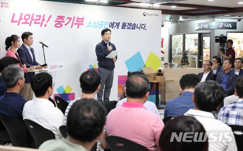 【서울=뉴시스】 4일 경기도 수원 영동시장 28청춘 청년몰에서 열린 '나와라! 중기부 소상공인에게 듣겠습니다'에 참석한 홍종학 중소벤처기업부 장관이 모두발언을 하고 있다. 2018.07.04. (사진=중소벤처기업부 제공) photo@newsis.com