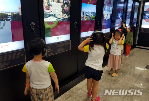 【광주=뉴시스】류형근 기자 = 4일 오전 광주 남구 미디어아트플랫폼에서 어린이들이 미디어아트 체험을 하고 있다. 2018.07.04. (사진=광주문화재단 제공) photo@newsis.com