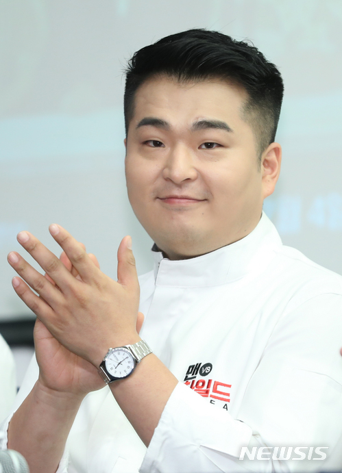 【서울=뉴시스】조수정 기자 = 라이프타임, 코미디TV, K STAR 새 예능프로그램 '맨vs차일드 코리아' 제작발표회가 열린 4일 오전 서울 상암동 스탠포드호텔에서 이원일 셰프가 박수치고 있다. 2018.07.04. chocrystal@newsis.com