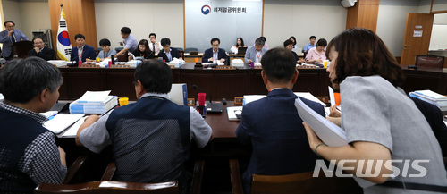 【세종=뉴시스】강종민 기자 = 4일 오후 정부세종청사에서 최저임금위원회 10차 전원회의가 열리고 있다. 2018.07.04. ppkjm@newsis.com