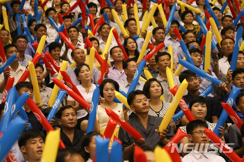 【평양=뉴시스】사진공동취재단 = 4일 평양 류경정주영체육관에서 개최된 남북통일농구경기에서 여자 '평화'팀과 '번영'팀의 혼합경기를 평양 주민들이 관람하며 응원을 하고 있다. 2018.07.04. photo@newsis.com