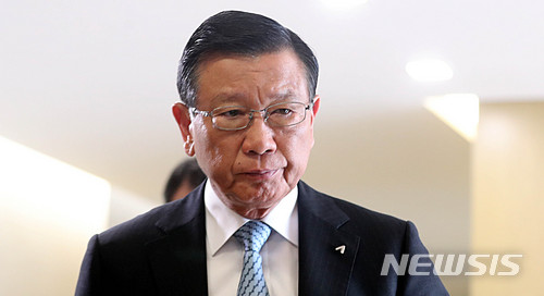 【서울=뉴시스】추상철 기자 = 박삼구 금호아시아나그룹 회장이 4일 오후 서울 종로구 금호아시아나그룹 광화문사옥에서 아시아나항공 기내식 대란과 관련한 입장을 밝히기 위해 기자회견장으로 향하고 있다. 2018.07.04.&nbsp; scchoo@newsis.com