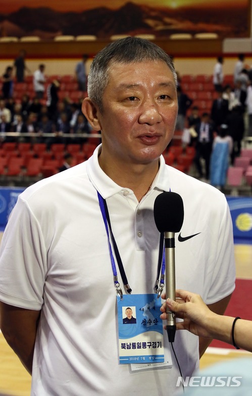 【평양=뉴시스】사진공동취재단 = 남측 허재 감독이 4일 평양 류경정주영체육관에서 열린 ‘평화’팀과 ‘번영’팀 혼합경기를 마친 후 인터뷰를 하고 있다. 2018.07.04. photo@newsis.com