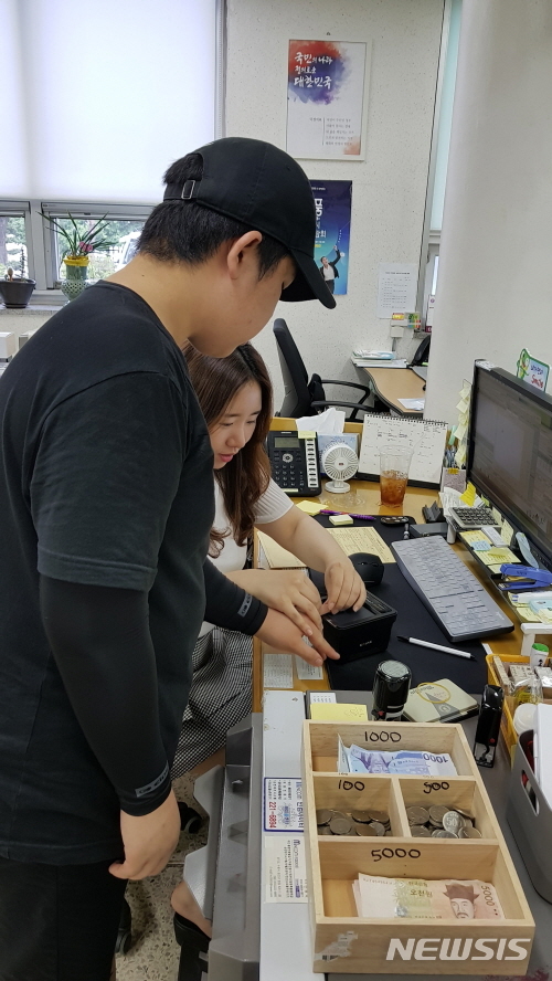 수원시민이 동 행정복지센터에 설치된 전자식 지문등록 스캐너를 통해 지문을 등록하고 있다. (사진=수원시 제공) 