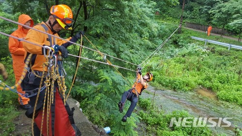 【동해=뉴시스】김경목 기자 = 5일 강원 동해소방서 119구조대 대원들이 동해시 승지골에서 계곡 고립자 구조 훈련을 하고 있다. 2018.07.05. (사진=동해소방서 제공)&nbsp; photo@newsis.com