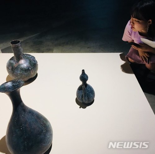 박현주 기자= 화석화된 시간 시리즈로 새롭게 선보이는 부식된 도자기는 진짜 오래된 도자처럼 감쪽같아 더 눈길을 끈다.
