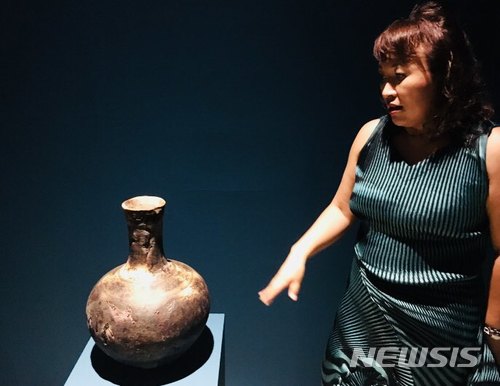 【서울=뉴시스】 박현주 기자 = 아르코미술관에서 개인전을 여는 신미경 작가가 비누로 만든 도자기 중에서 토기 형태의 도자기와 부식된 도자기에 대해 설명하고 있다. 서울대학에서 조소를 전공한 신미경은 중국 상하이 학고재갤러리, 영국 런던의 헌치오브베니슨갤러리(Haunch of Venison, London), 벨톤하우스(Belton House), 영국 국립공예디자인미술관(The National Centre for Craft & Design), 브리스톨시박물관(Bristol Museum)에서 개인전과 대영박물관에서 진행한 다수의 프로젝트에 참여했다. 2008 난징트리엔날레, 2011 베니스비엔날레 특별전 등의 비엔날레를 비롯하여 2008 바젤아트페어 등 다수의 아트페어에 참여했다. 2013년 국립현대미술관 주최의 ‘올해의 작가상’ 4인에 선정됐고, 2015년 싱가포르 푸르덴셜아이어워즈(Prudential Eye Awards) ‘베스트 신진 조각가상’을 받았다.
