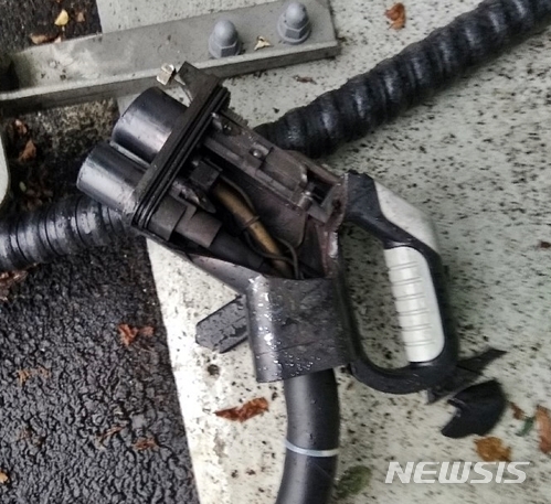 【대구=뉴시스】배소영 기자 = 5일 오전 7시10분께 남구 앞산 현충탑 앞 충전소에서 급속충전을 하던 전기차에서 폭발음과 함께 검은 연기가 났다. 사진은 파손된 충전기 커넥터. 2018.07.05. (사진=독자 제공) photo@newsis.com