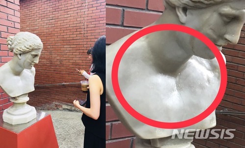 【서울=뉴시스】 박현주 미술전문기자 = 아르코미술관 입구에 신미경의 '비누 조각' 비너스가 설치되어 있다. 야외에 나와있는 조각은 코와 가슴 쇄골에 송글송글 땀이 흐르는 듯 물방울이 맺혀있어 눈길을 끈다.