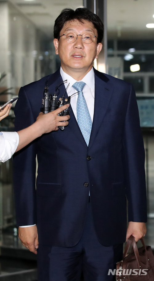 【서울=뉴시스】김선웅 기자 = 강원랜드 채용 부정청탁으로 업무방해, 제3자 뇌물수수, 직권남용 권리행사 방해 혐의와 관련해 구속영장이 기각된 권성동 자유한국당 의원이 5일 오전 서울 도봉구 서울북부지방검찰청에 위치한 강원랜드 채용비리 관련 수사단을 나서며 입장을 밝히고 있다. 2018.07.05.&nbsp; mangusta@newsis.com