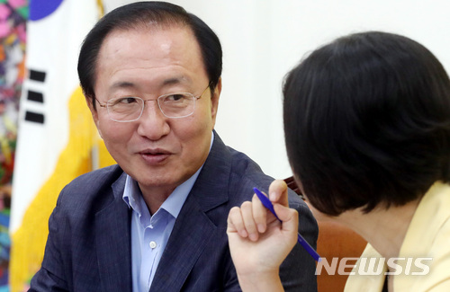 【서울=뉴시스】박영태 기자 = 5일 오전 서울 영등포구 여의도 국회에서 진행된 정의당 상무위원회에서 노회찬 원내대표가 이정미 대표와 이야기를 나누고 있다. 2018.07.05.since1999@newsis.com