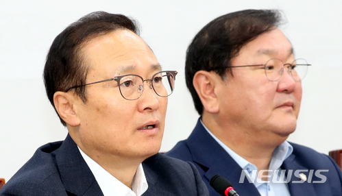 【서울=뉴시스】이종철 기자 = 5일 오전 서울 여의도 국회에서 열린 더불어민주당 정책조정회의에서 홍영표 원내대표가 모두발언을 있다. 2018.07.05. jc4321@newsis.com