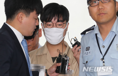 【서울=뉴시스】이영환 기자 = 댓글 조작 의혹 사건의 주범 드루킹 김모(49)씨와 함께 재판에 넘겨진 공범 서유기 박모(31)씨가 5일 오전 서울 서초구 특검 사무실로 소환되고 있다. 2018.07.05. 20hwan@newsis.com